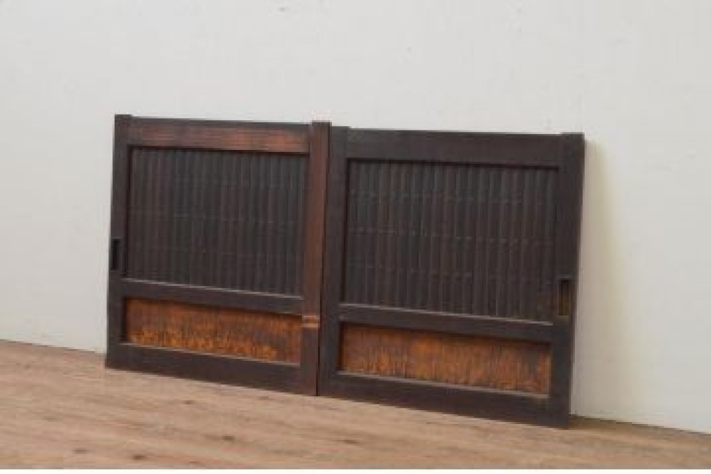 アンティーク建具　明治〜大正　和の雰囲気溢れる縦桟格子の小さな引き戸2枚セット　(R-067684)