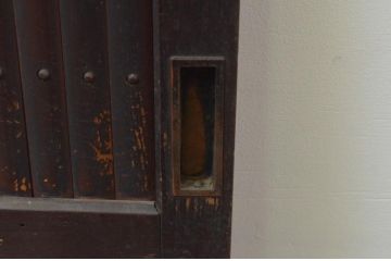 アンティーク建具　和の雰囲気溢れる縦桟格子の小さな引き戸2枚セット(板戸、格子戸、鎧戸)(R-067684)