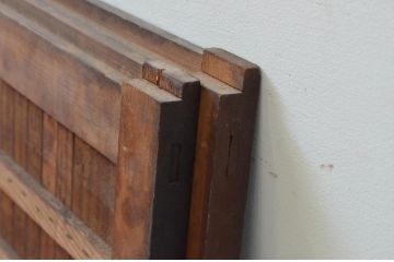 アンティーク建具　和の雰囲気溢れる縦桟格子の小さな引き戸2枚セット(板戸、格子戸、鎧戸)(R-067684)