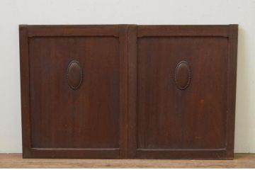 アンティーク建具　大正ロマンデザインの小振りな引き戸2枚セット(窓、板戸)(R-067685)