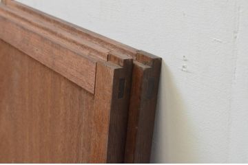 アンティーク建具　大正ロマンデザインの小振りな引き戸2枚セット(窓、板戸)(R-067685)