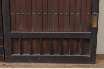アンティーク建具　どっしりとした存在感のある縦格子入り板戸窓2枚セット(引き戸、格子戸、鎧戸、水屋箪笥)(R-067699)