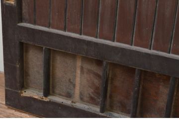 アンティーク建具　どっしりとした存在感のある縦格子入り板戸窓2枚セット(引き戸、格子戸、鎧戸、水屋箪笥)(R-067699)