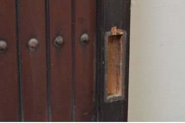 アンティーク建具　どっしりとした存在感のある縦格子入り板戸窓2枚セット(引き戸、格子戸、鎧戸、水屋箪笥)(R-067699)