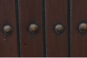 アンティーク建具　どっしりとした存在感のある縦格子入り板戸窓2枚セット(引き戸、格子戸、鎧戸、水屋箪笥)(R-067699)