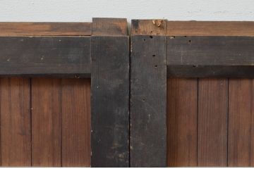 アンティーク建具　どっしりとした存在感のある縦格子入り板戸窓2枚セット(引き戸、格子戸、鎧戸、水屋箪笥)(R-067699)