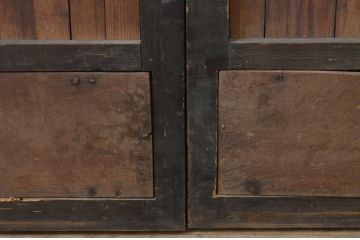 アンティーク建具　どっしりとした存在感のある縦格子入り板戸窓2枚セット(引き戸、格子戸、鎧戸、水屋箪笥)(R-067699)