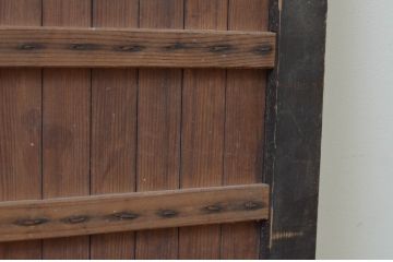 アンティーク建具　どっしりとした存在感のある縦格子入り板戸窓2枚セット(引き戸、格子戸、鎧戸、水屋箪笥)(R-067699)