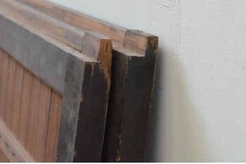 アンティーク建具　どっしりとした存在感のある縦格子入り板戸窓2枚セット(引き戸、格子戸、鎧戸、水屋箪笥)(R-067699)