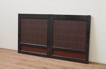 アンティーク建具　上手物!!　存在感のある漆塗り縦格子入り板戸窓2枚セット(引き戸、格子戸、鎧戸、水屋箪笥)(R-067700)