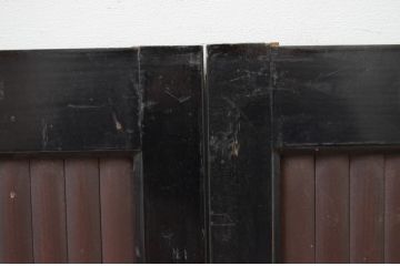 アンティーク建具　上手物!!　存在感のある漆塗り縦格子入り板戸窓2枚セット(引き戸、格子戸、鎧戸、水屋箪笥)(R-067700)
