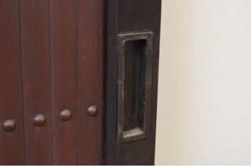 アンティーク建具　上手物!!　存在感のある漆塗り縦格子入り板戸窓2枚セット(引き戸、格子戸、鎧戸、水屋箪笥)(R-067700)