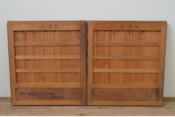 アンティーク建具　上手物!!　存在感のある漆塗り縦格子入り板戸窓2枚セット(引き戸、格子戸、鎧戸、水屋箪笥)(R-067700)