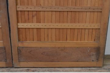 アンティーク建具　上手物!!　存在感のある漆塗り縦格子入り板戸窓2枚セット(引き戸、格子戸、鎧戸、水屋箪笥)(R-067700)