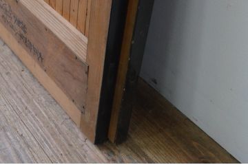 アンティーク建具　上手物!!　存在感のある漆塗り縦格子入り板戸窓2枚セット(引き戸、格子戸、鎧戸、水屋箪笥)(R-067700)