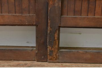 アンティーク建具　和の空間を演出する縦格子入り板戸窓2枚セット(引き戸、格子戸、鎧戸、水屋箪笥)(R-067701)