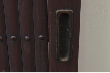 アンティーク建具　和の空間を演出する縦格子入り板戸窓2枚セット(引き戸、格子戸、鎧戸、水屋箪笥)(R-067702)
