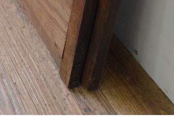 アンティーク建具　和の空間を演出する縦格子入り板戸窓2枚セット(引き戸、格子戸、鎧戸、水屋箪笥)(R-067702)