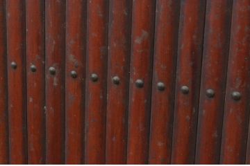 アンティーク建具　どっしりと存在感のある縦格子入り板戸窓2枚セット(引き戸、格子戸、鎧戸、水屋箪笥)(R-067703)