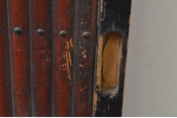 アンティーク建具　どっしりと存在感のある縦格子入り板戸窓2枚セット(引き戸、格子戸、鎧戸、水屋箪笥)(R-067703)
