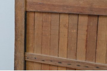 アンティーク建具　どっしりと存在感のある縦格子入り板戸窓2枚セット(引き戸、格子戸、鎧戸、水屋箪笥)(R-067703)