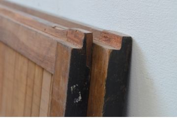 アンティーク建具　どっしりと存在感のある縦格子入り板戸窓2枚セット(引き戸、格子戸、鎧戸、水屋箪笥)(R-067703)