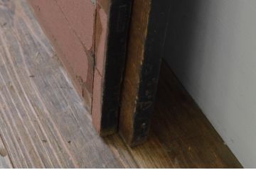 アンティーク建具　どっしりと存在感のある縦格子入り板戸窓2枚セット(引き戸、格子戸、鎧戸、水屋箪笥)(R-067703)
