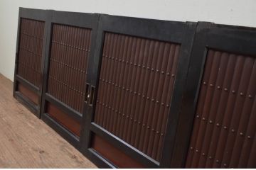 アンティーク建具　上手物!!　存在感のある漆塗り縦格子入り板戸窓4枚セット(引き戸、格子戸、鎧戸、水屋箪笥)(R-067704)