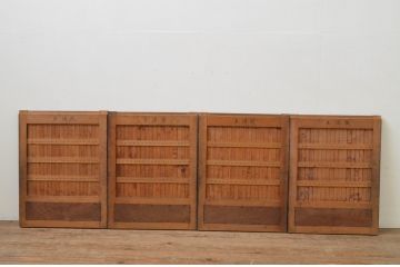 アンティーク建具　上手物!!　存在感のある漆塗り縦格子入り板戸窓4枚セット(引き戸、格子戸、鎧戸、水屋箪笥)(R-067704)