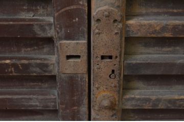 アンティーク建具　時代の流れを感じる木味が魅力の横桟板戸窓2枚セット(引き戸、格子戸、舞良戸)(R-067711)
