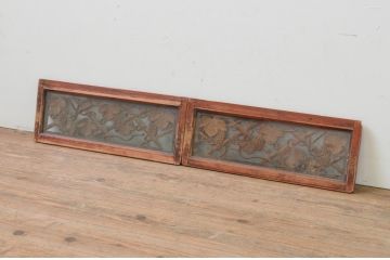 アンティーク建具　小さな彫刻入りが魅力的な引き戸2枚セット(窓、ガラス戸)(R-067713)