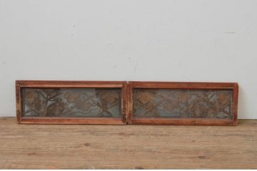 アンティーク建具　小さな彫刻入りが魅力的な引き戸2枚セット(窓、ガラス戸)(R-067713)