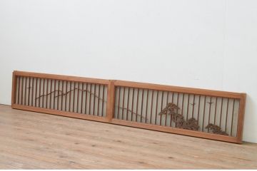 アンティーク建具　片面ガラス入り　品のある和の空間づくりにおすすめ!格子と彫刻飾り付きの横長ガラス戸2枚セット(格子戸、引き戸、ガラス窓、松)(R-067725)