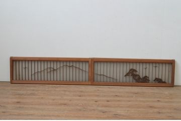 アンティーク建具　片面ガラス入り　品のある和の空間づくりにおすすめ!格子と彫刻飾り付きの横長ガラス戸2枚セット(格子戸、引き戸、ガラス窓、松)(R-067725)