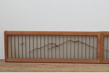 アンティーク建具　片面ガラス入り　品のある和の空間づくりにおすすめ!格子と彫刻飾り付きの横長ガラス戸2枚セット(格子戸、引き戸、ガラス窓、松)(R-067725)