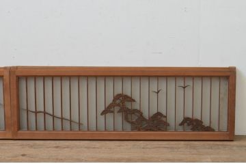 アンティーク建具　片面ガラス入り　品のある和の空間づくりにおすすめ!格子と彫刻飾り付きの横長ガラス戸2枚セット(格子戸、引き戸、ガラス窓、松)(R-067725)