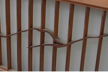 アンティーク建具　片面ガラス入り　品のある和の空間づくりにおすすめ!格子と彫刻飾り付きの横長ガラス戸2枚セット(格子戸、引き戸、ガラス窓、松)(R-067725)