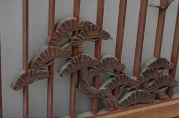 アンティーク建具　片面ガラス入り　品のある和の空間づくりにおすすめ!格子と彫刻飾り付きの横長ガラス戸2枚セット(格子戸、引き戸、ガラス窓、松)(R-067725)