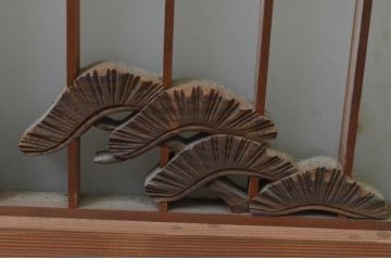アンティーク建具　片面ガラス入り　品のある和の空間づくりにおすすめ!格子と彫刻飾り付きの横長ガラス戸2枚セット(格子戸、引き戸、ガラス窓、松)(R-067725)