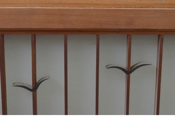 アンティーク建具　片面ガラス入り　品のある和の空間づくりにおすすめ!格子と彫刻飾り付きの横長ガラス戸2枚セット(格子戸、引き戸、ガラス窓、松)(R-067725)
