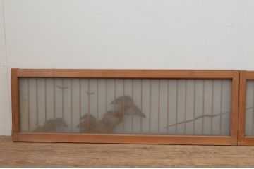 アンティーク建具　片面ガラス入り　品のある和の空間づくりにおすすめ!格子と彫刻飾り付きの横長ガラス戸2枚セット(格子戸、引き戸、ガラス窓、松)(R-067725)