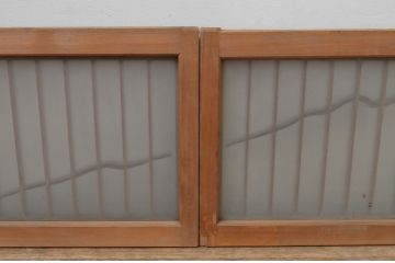 アンティーク建具　片面ガラス入り　品のある和の空間づくりにおすすめ!格子と彫刻飾り付きの横長ガラス戸2枚セット(格子戸、引き戸、ガラス窓、松)(R-067725)