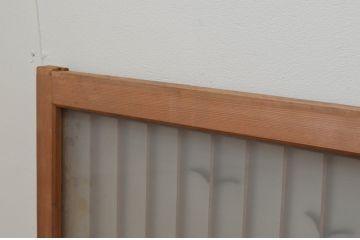 アンティーク建具　片面ガラス入り　品のある和の空間づくりにおすすめ!格子と彫刻飾り付きの横長ガラス戸2枚セット(格子戸、引き戸、ガラス窓、松)(R-067725)