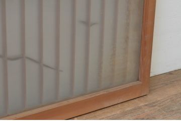 アンティーク建具　片面ガラス入り　品のある和の空間づくりにおすすめ!格子と彫刻飾り付きの横長ガラス戸2枚セット(格子戸、引き戸、ガラス窓、松)(R-067725)