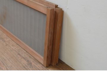 アンティーク建具　片面ガラス入り　品のある和の空間づくりにおすすめ!格子と彫刻飾り付きの横長ガラス戸2枚セット(格子戸、引き戸、ガラス窓、松)(R-067725)
