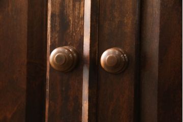 和製ビンテージ　松本民芸家具　#36型皿棚　深い色合いと凝ったデザインが魅力的なカップボード(食器棚、収納棚、戸棚、ヴィンテージ)(R-067734)