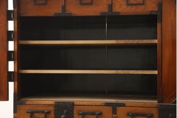 和製アンティーク　特注!!　上手物　三方欅(ケヤキ)材　越後産　存在感ある金具が魅力の観音開き帳場箪笥(時代箪笥、収納棚、戸棚、整理タンス、収納たんす、引き出し)(R-067735)