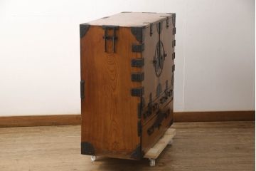 和製アンティーク　特注!!　上手物　三方欅(ケヤキ)材　越後産　存在感ある金具が魅力の観音開き帳場箪笥(時代箪笥、収納棚、戸棚、整理タンス、収納たんす、引き出し)(R-067735)