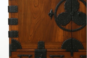 和製アンティーク　特注!!　上手物　三方欅(ケヤキ)材　越後産　存在感ある金具が魅力の観音開き帳場箪笥　(R-067735)