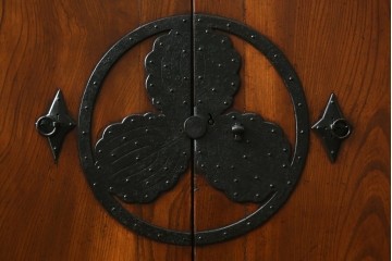 和製アンティーク　特注!!　上手物　三方欅(ケヤキ)材　越後産　存在感ある金具が魅力の観音開き帳場箪笥　(R-067735)